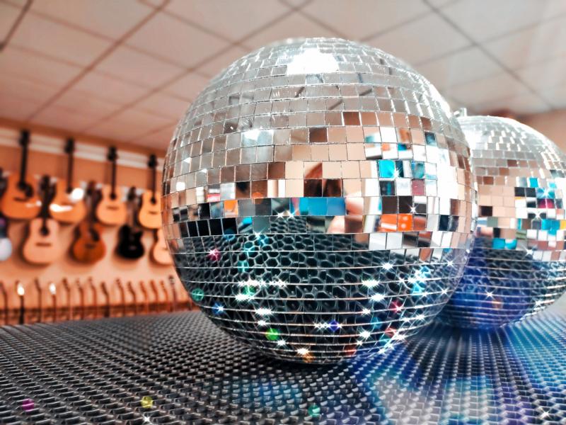 Зеркальные шары для дискотек и танцполов