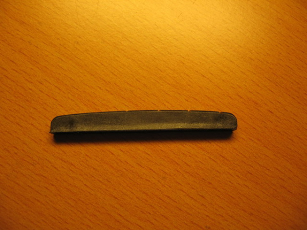 NTC-5 порожек 41.5х5.2х3.5 мм, с прорезями под струны, черный пластик. Hosco