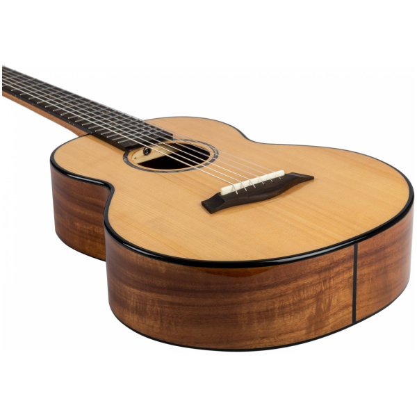 GUT850 гиталеле, строй ADGCEA, верхняя дека массив ели, корпус махагони, чехол в комплекте, FLIGHT 