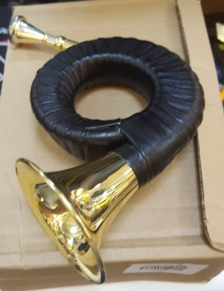 Lade Bb Охотничий рожок, материал латунь. В комплекте сумка, подставка, салфетка. LADE