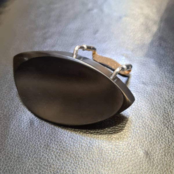 VC05Eu-4/4 Подбородник для скрипки, модель Teka. Форма крепления - U. Материал - черное дерево. WBO